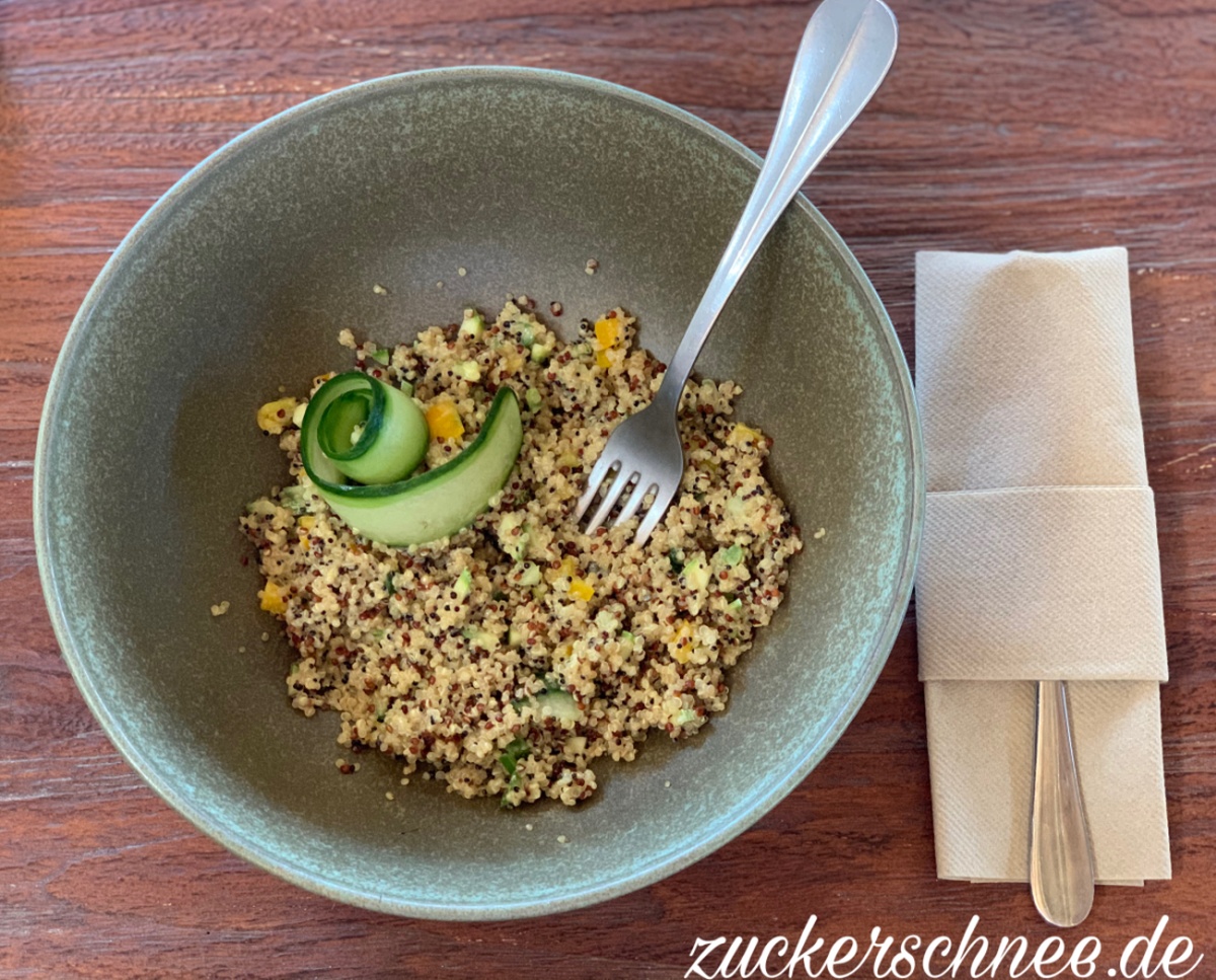 Quinoa Salat mit Paprika und Gurke