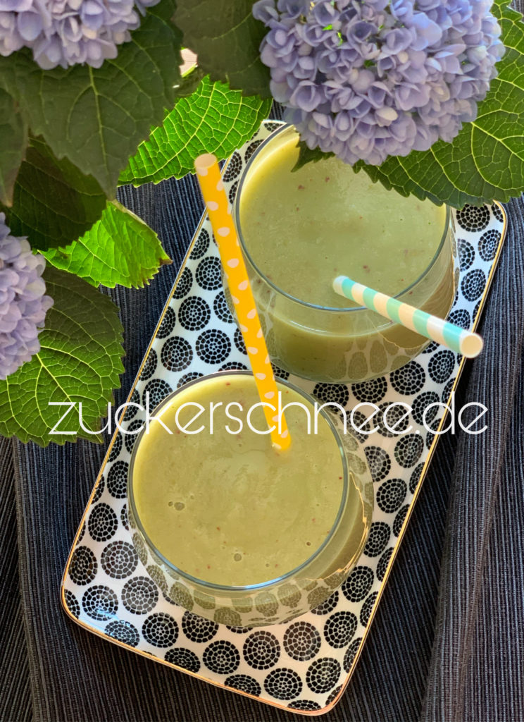 Fertiger grüner Smoothie mit Avocado & Spinat