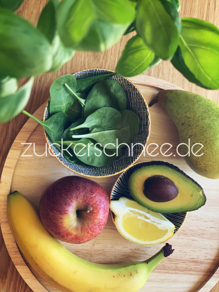 Zutaten für einen grünen Smoothie.