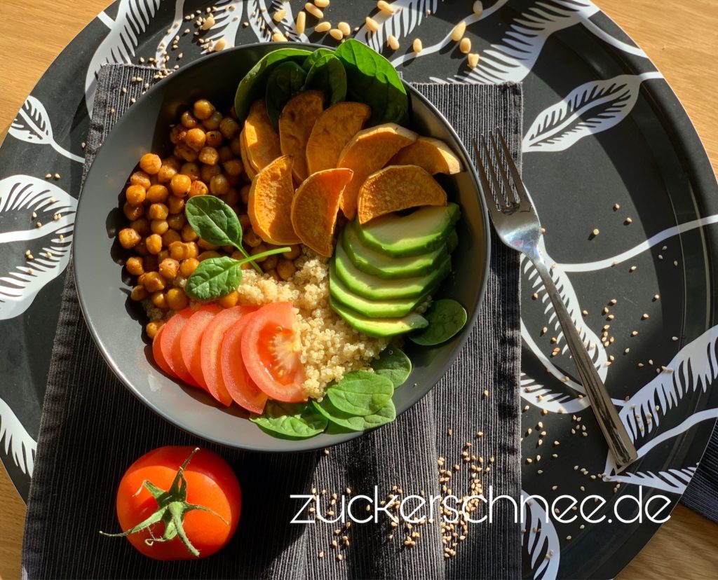 Buddha Bowl mit Quinoa, Avocado & Süßkartoffel (Rezept)