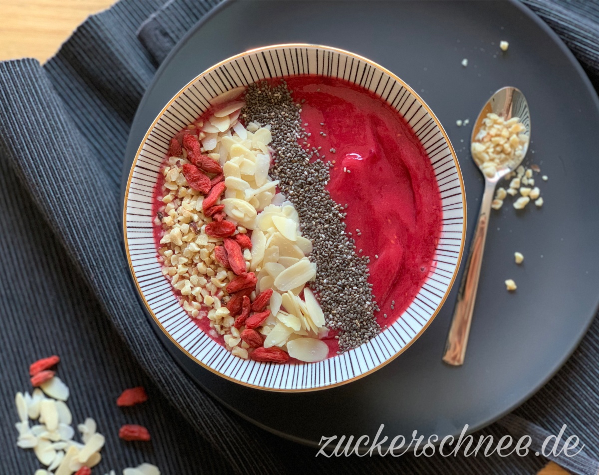 Smoothie Bowl mit Beeren (Rezept)