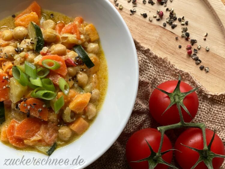 Süßkartoffel Curry mit Kichererbsen &amp; Kokosmilch (Rezept) • Zuckerschnee.de