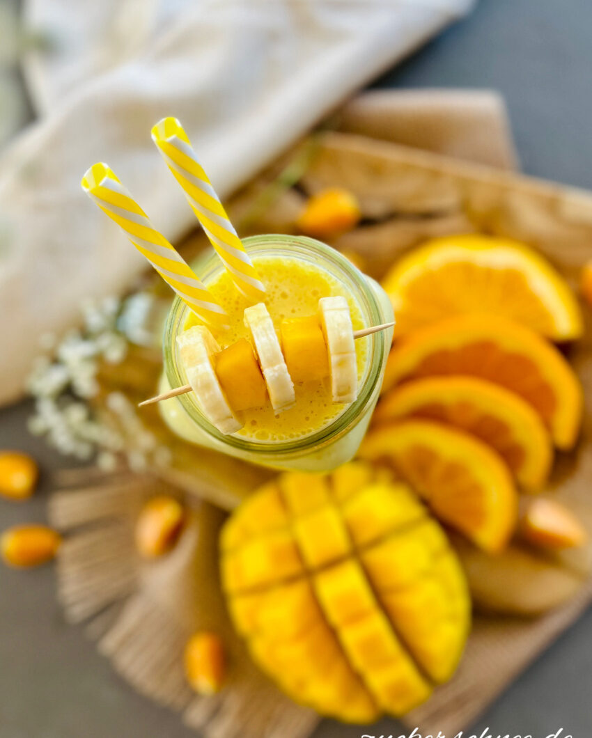 Frühstücks-Smoothie mit Banane, Mango & Joghurt