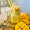 Gesunder Frühstücks Smoothie mit Banane und Mango