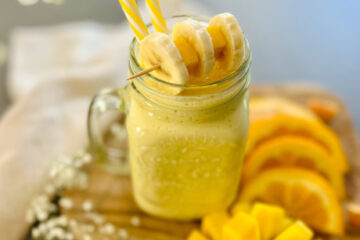 Gesunder Frühstücks Smoothie mit Banane und Mango