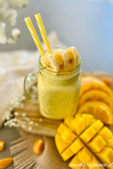 Gesunder Frühstücks Smoothie mit Banane und Mango