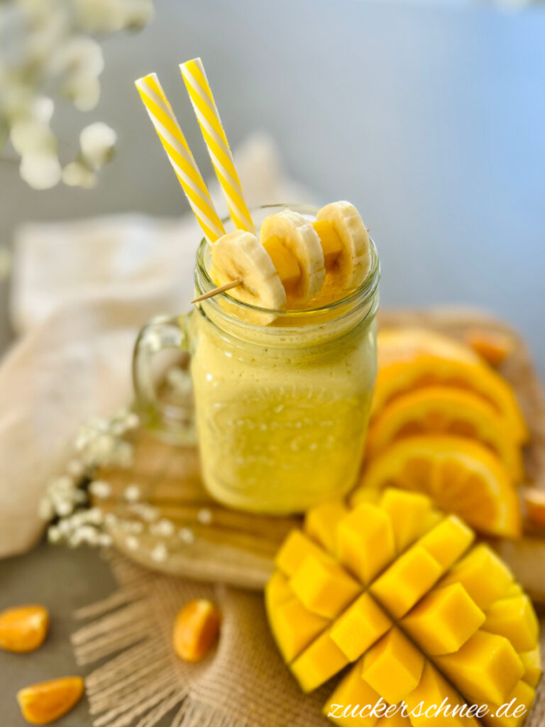 Gesunder Frühstücks Smoothie mit Banane und Mango