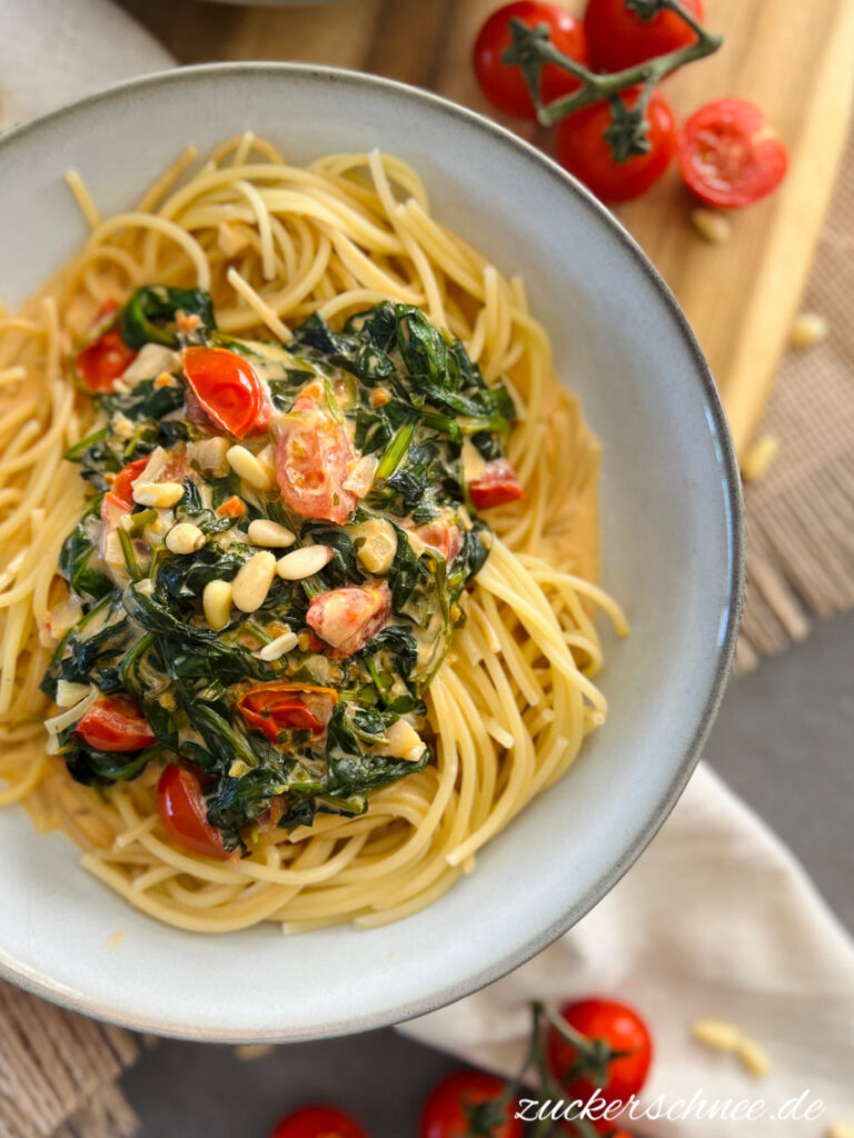 Nudeln mit Spinat Sahen Sauce Rezept