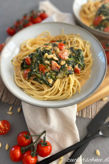 Pasta mit Spinat Sahne Soße