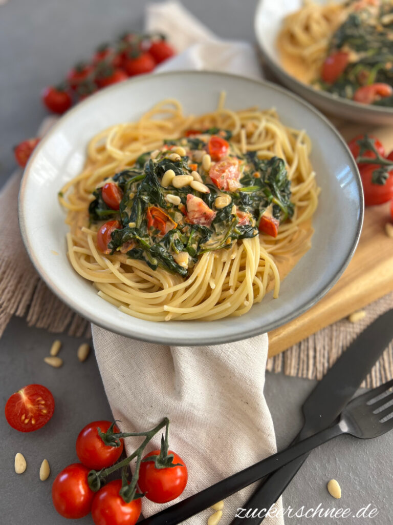 Pasta mit Spinat Sahne Soße