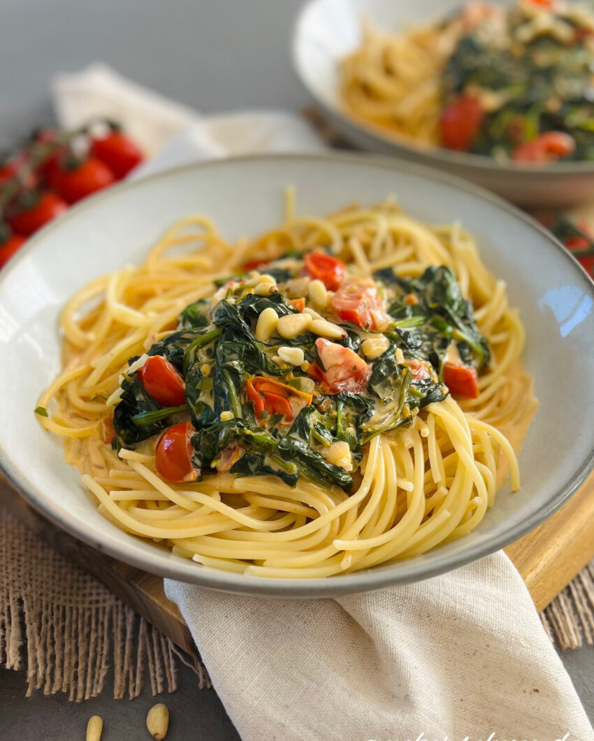 Pasta mit Spinat Sahne Sauce (Rezept)