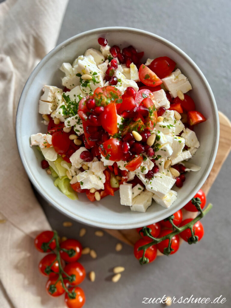 Einfacher Fetasalat mit Granatapfel Pinienkernen