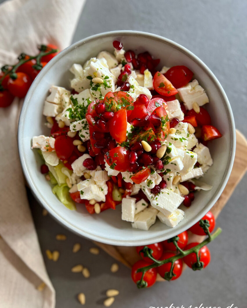 Fetasalat mit Granatapfel & Pinienkernen