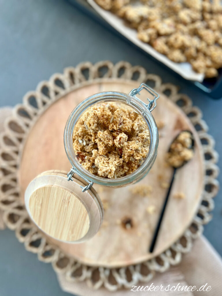 Granola mit Honig und Nüssen