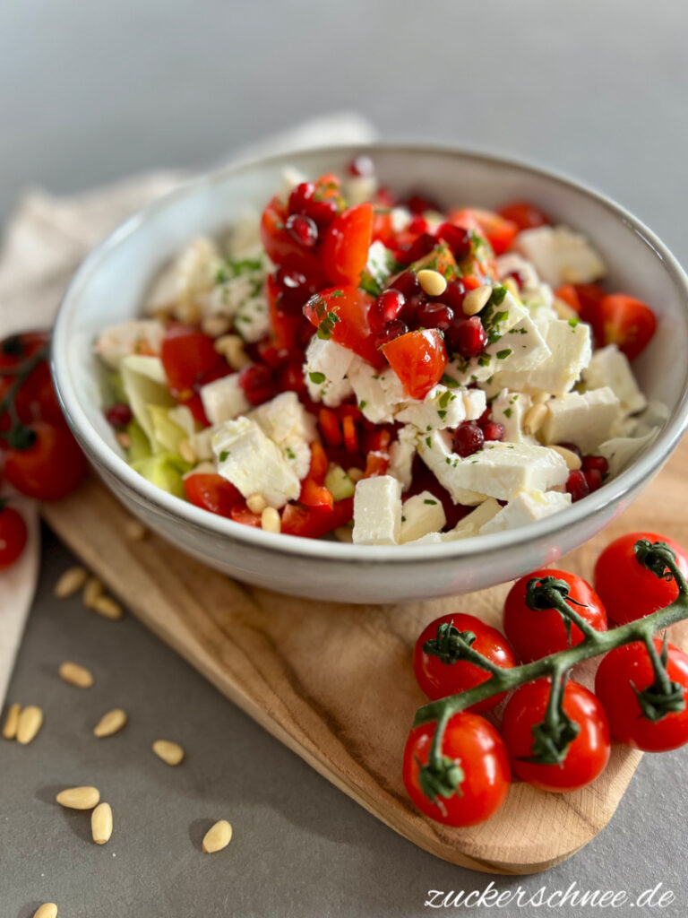 Leichter Sommersalat mit Feta Tomaten Granatapfel