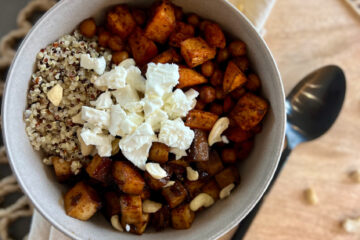 Proteinreiche Bowl mit Tofu Süßkartoffel Feta Quinoa