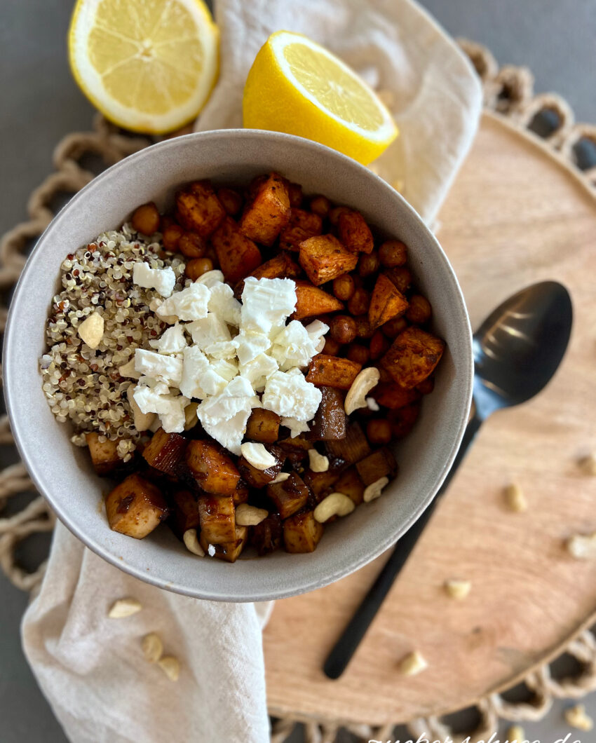 Protein Bowl mit Feta, Tofu & Süßkartoffel
