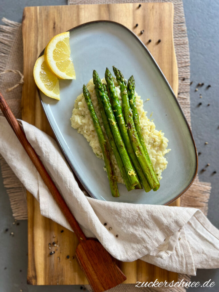 Cremiges Risotto einfach mit grünem Spargel Petersilie Parmesan