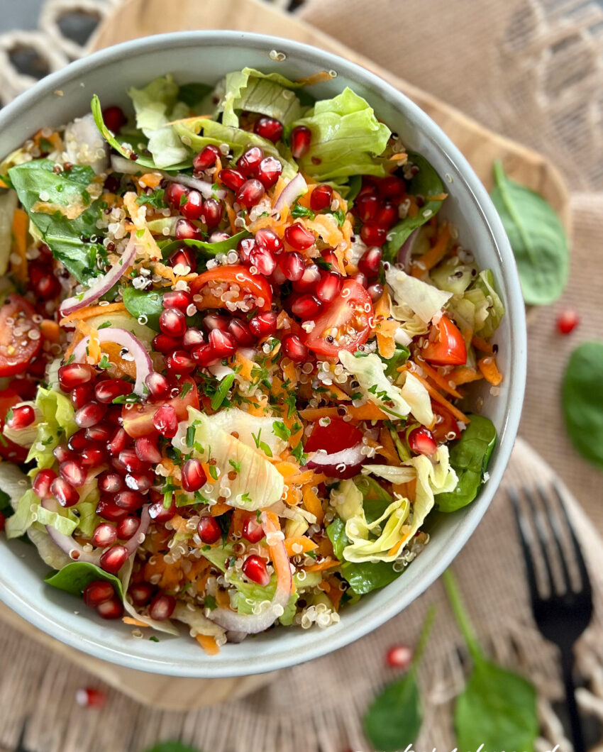 Quinoasalat mit Granatapfel und Honig-Senf Dressing