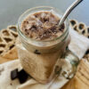 Eiweißreicher Schokoshake mit Banane und Kakao