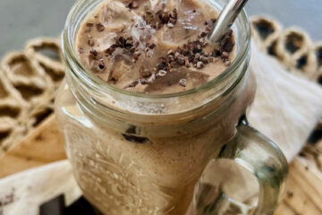 Eiweißreicher Schokoshake mit Banane und Kakao