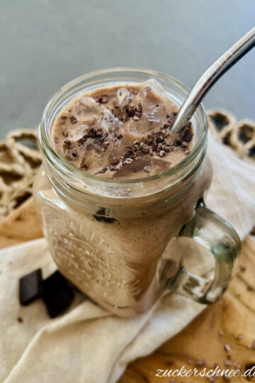 Eiweißreicher Schokoshake mit Banane und Kakao