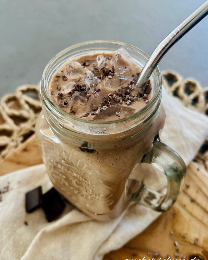 Gesunder Schokoshake ohne Proteinpulver – cremig, eiweißreich, sättigend