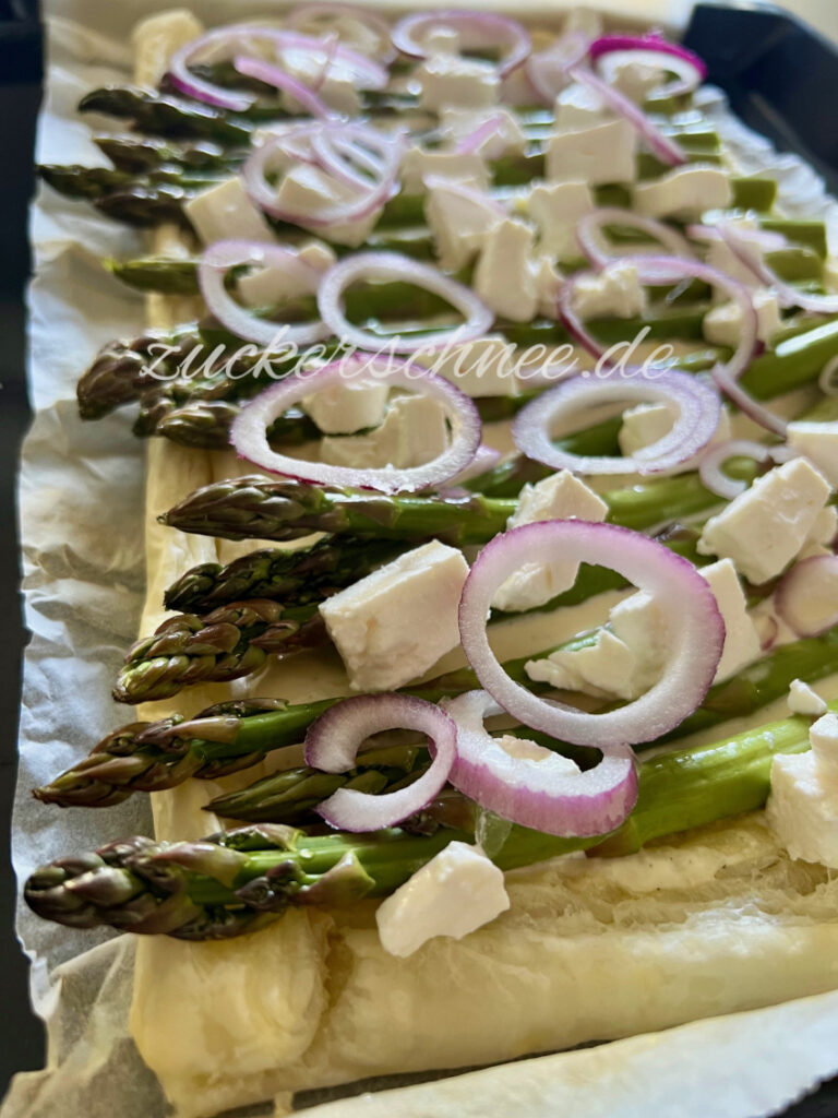 einfacher Frühlingskuchen mit Spargel und Blätterteig