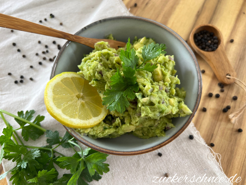 proteinreiche Guacamole mit Erbsen