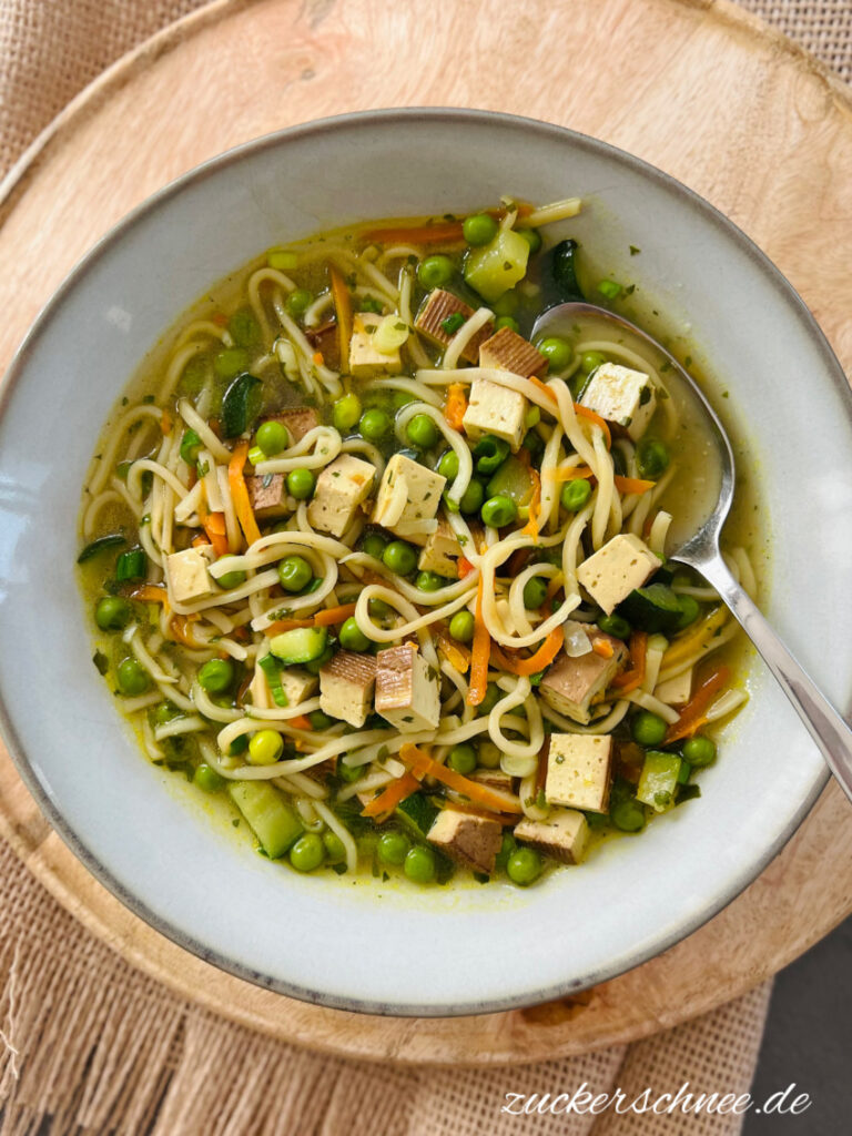 Schnelle Tofu Suppe mit Glasnudeln