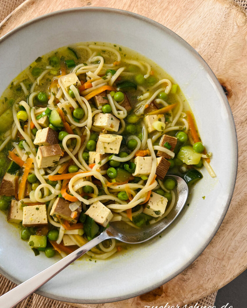 Schnelle Tofu Suppe mit Glasnudeln & Gemüse