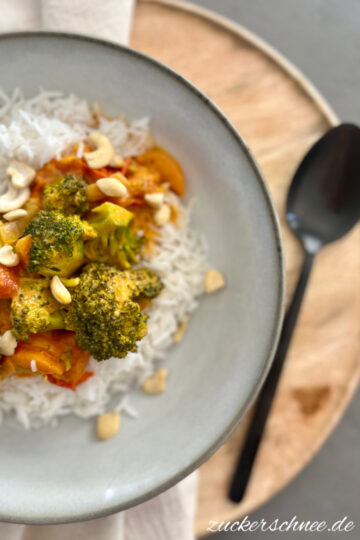 Schnelles Kokosmilch Curry mit Tomaten