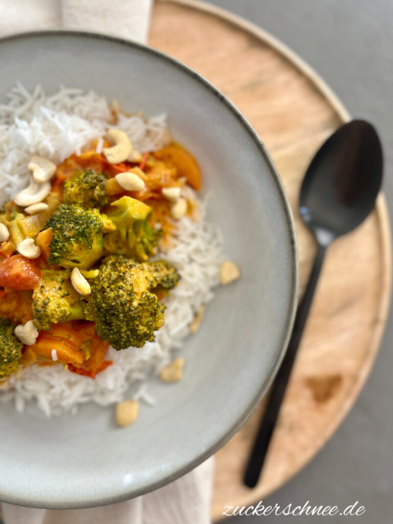 Schnelles Kokosmilch Curry mit Tomaten